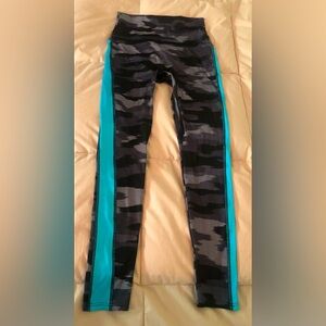 K-Deer Grey Camo Sneaker Length Leggings with Teal side panels, size MED